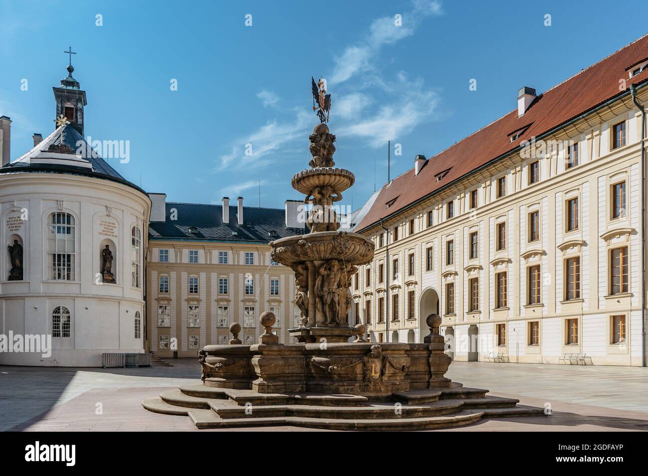 Praga, Repubblica Ceca - Maggio 10,2021. Il monumento UNESCO del Castello di Praga è composto da palazzi e edifici di vari stili architettonici. Foto Stock