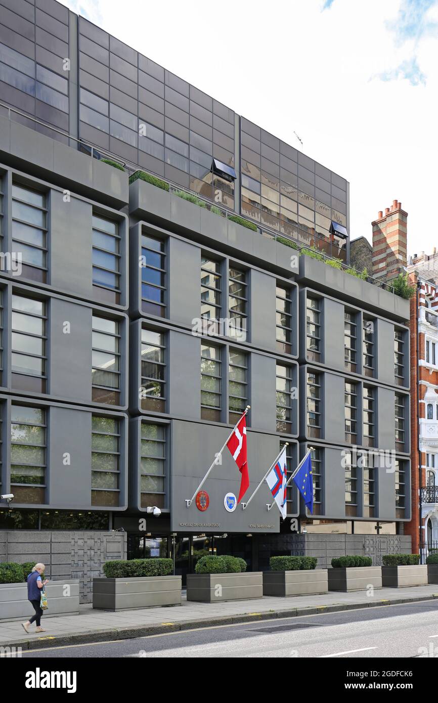 L'ambasciata danese a Londra, Regno Unito, su Sloane Street. Moderno edificio rivestito di zinco dell'architetto danese Arne Jacobsen. Ospita anche l'ambasciata per l'Islanda. Foto Stock
