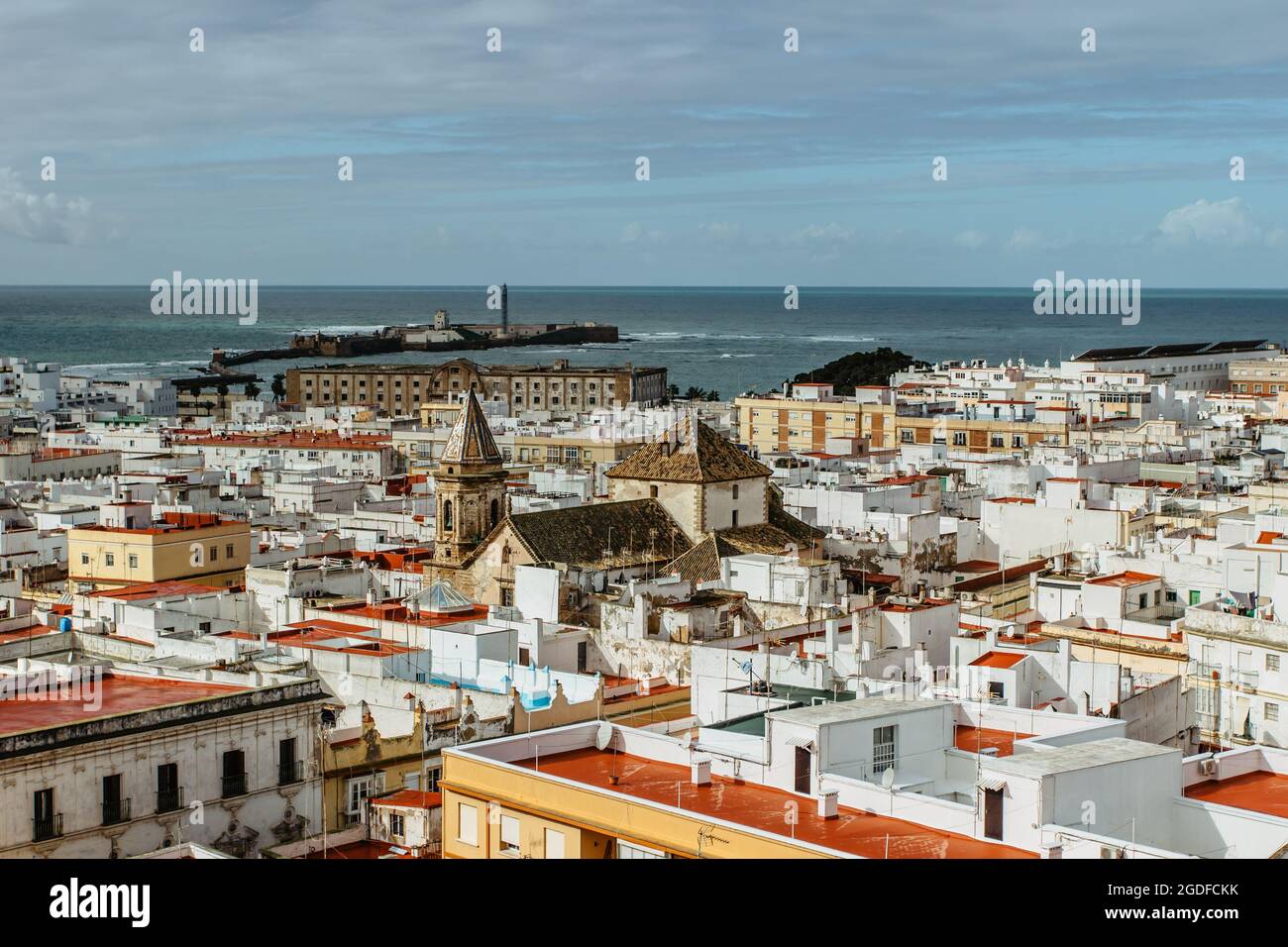 Cadice, Andalusia, Spagna. Vista panoramica aerea dalla torre di Tavira della città vecchia con stretti vicoli tortuosi, tetti e riva del mare in giornata di sole. Foto Stock