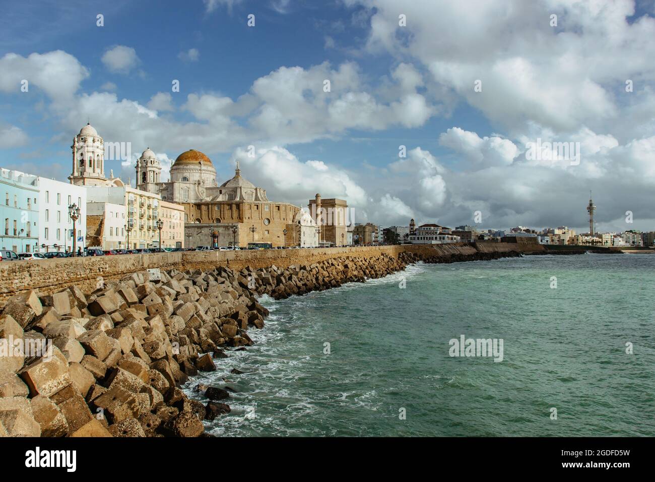 Cadice, Andalusia, Spagna. Vista panoramica della città vecchia con una cattedrale, vicoli stretti e tortuosi, e riva in una giornata di sole. Paesaggio urbano europeo. Foto Stock