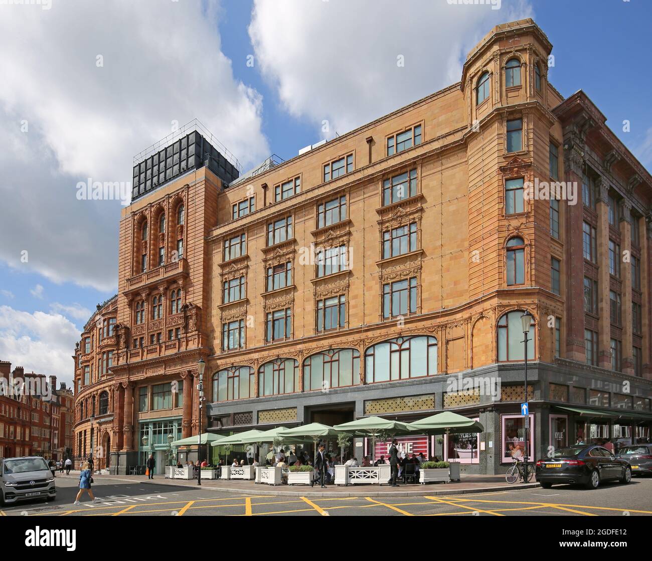 Terrazza caffè sul marciapiede presso il grande magazzino Harrods, Hans Crescent Knightsbridge, il quartiere più ricco di Londra. Foto Stock