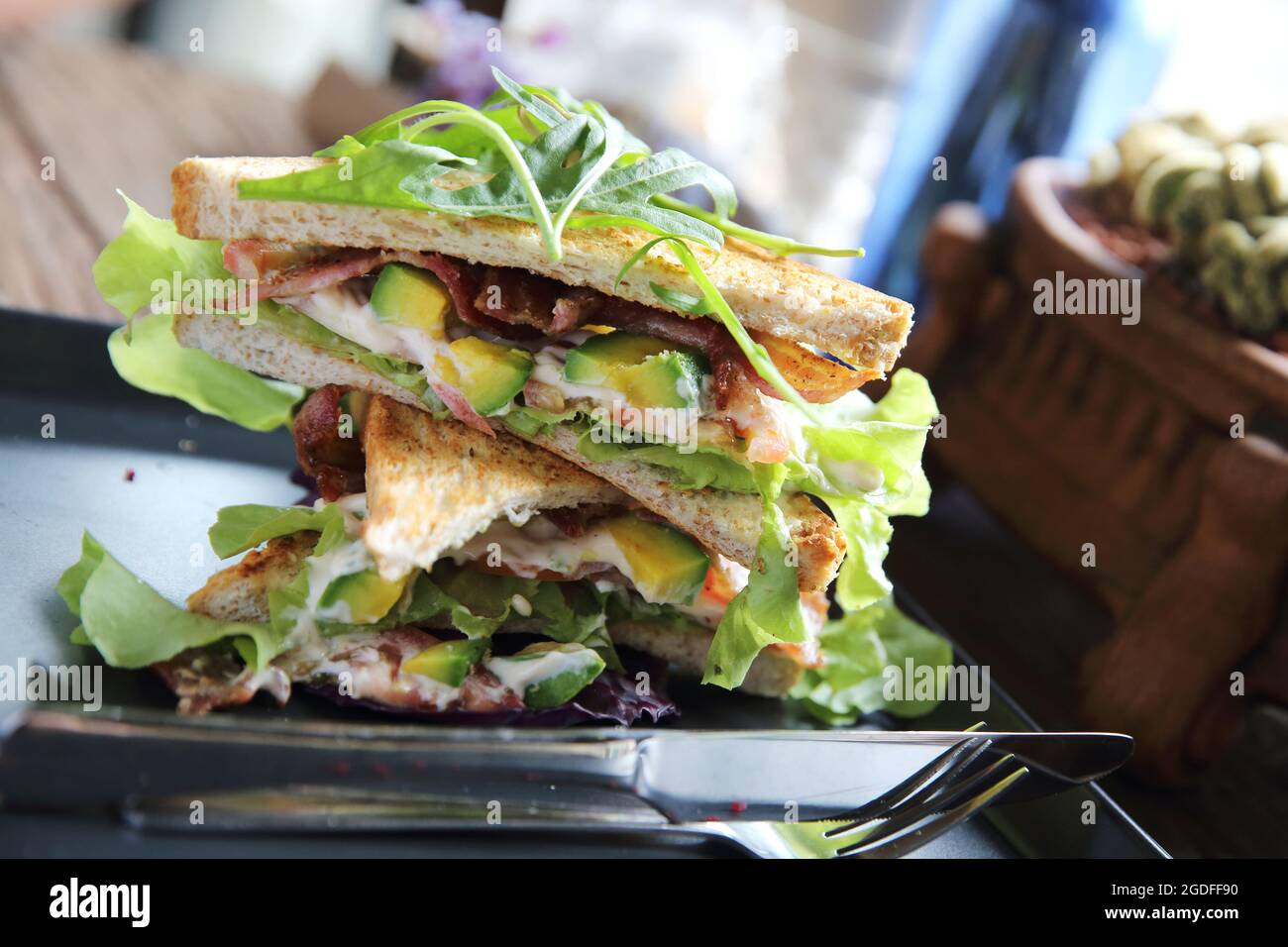 Panini con meet e verdure su sfondo di legno Foto Stock