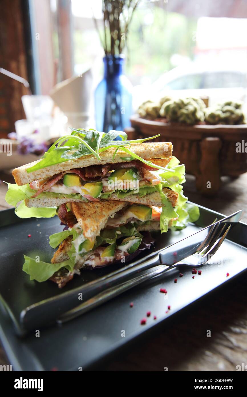 Panini con meet e verdure su sfondo di legno Foto Stock