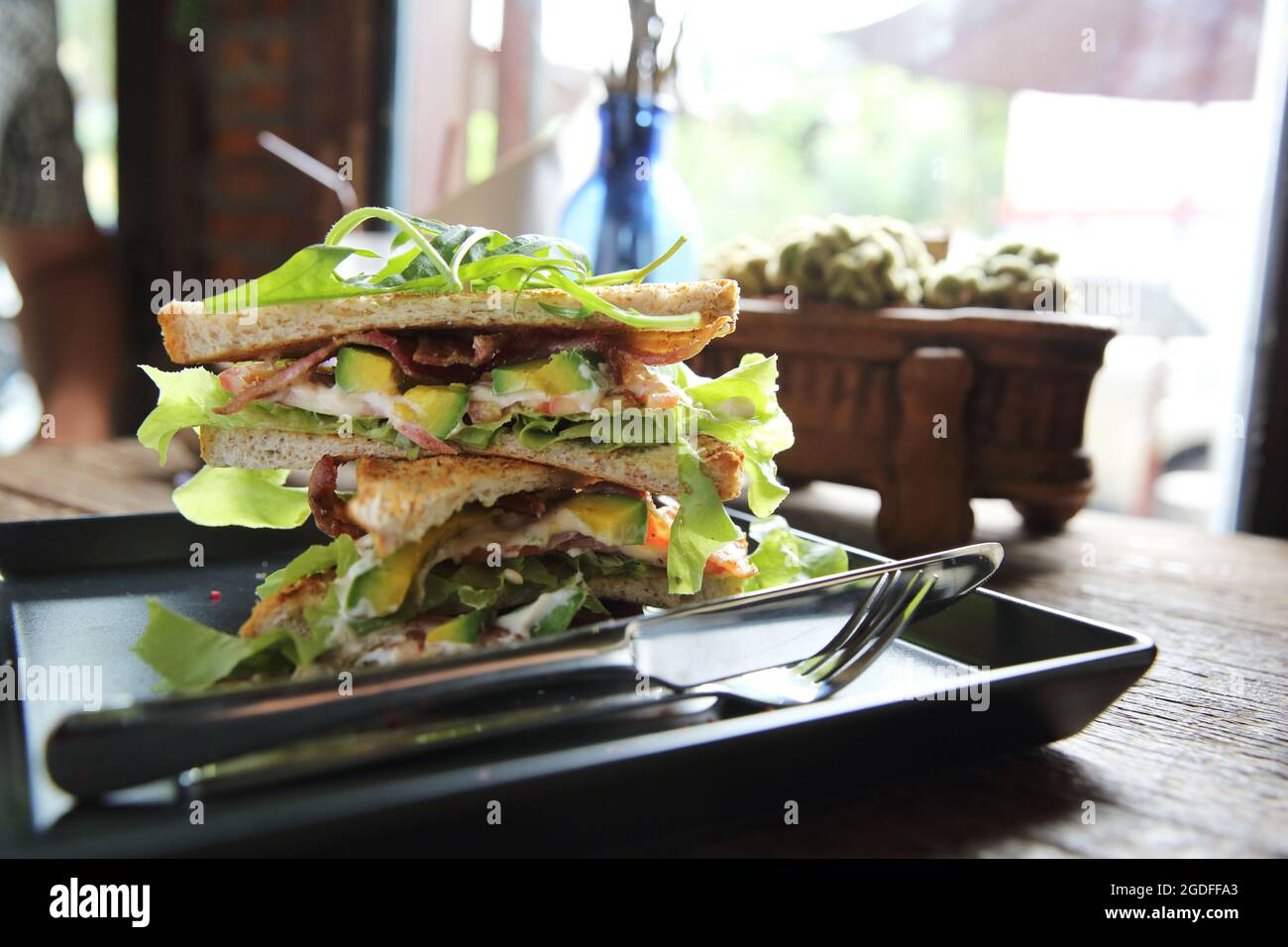 Panini con meet e verdure su sfondo di legno Foto Stock