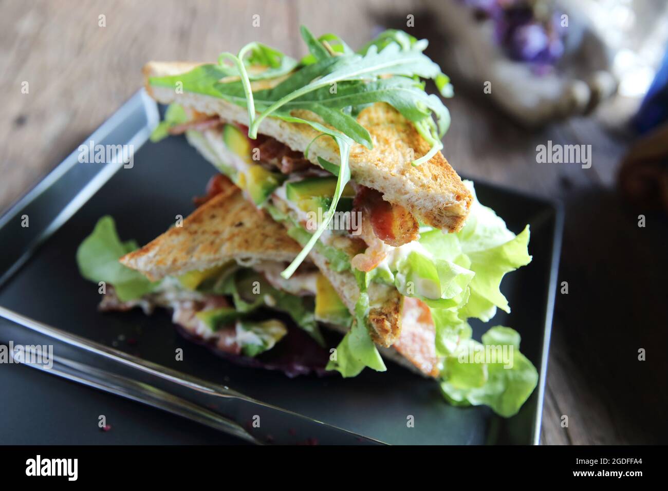 Panini con meet e verdure su sfondo di legno Foto Stock