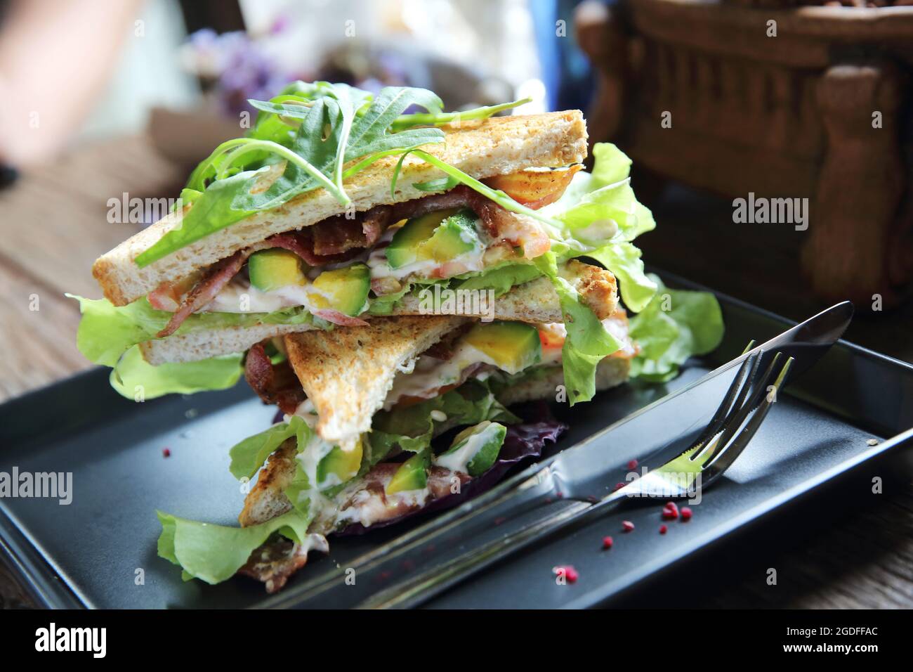 Panini con meet e verdure su sfondo di legno Foto Stock