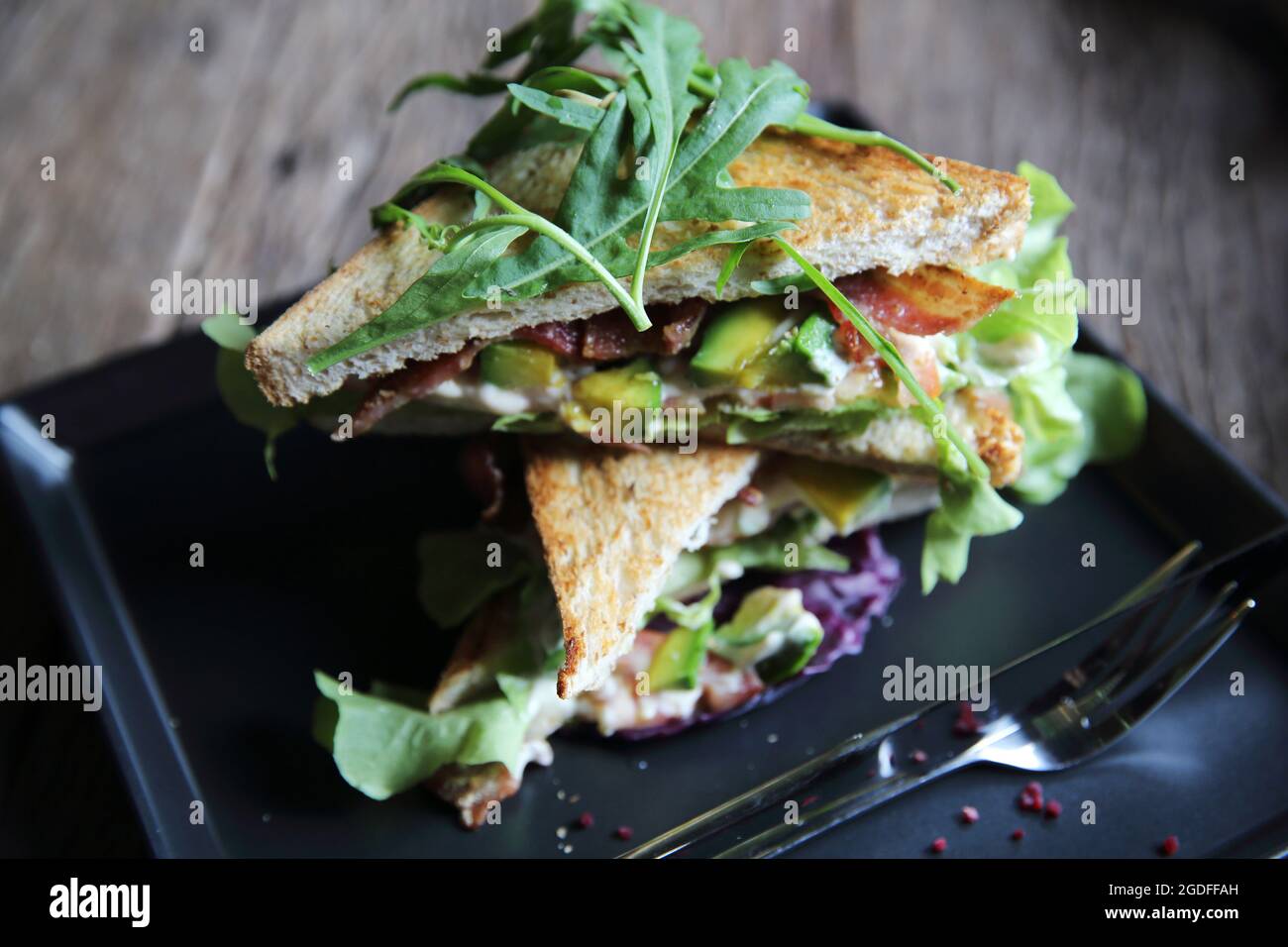 Panini con meet e verdure su sfondo di legno Foto Stock