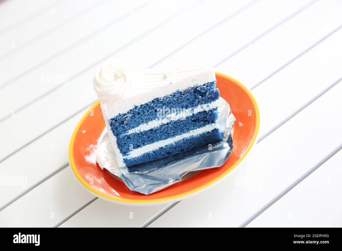 Torta blu su sfondo di legno Foto Stock