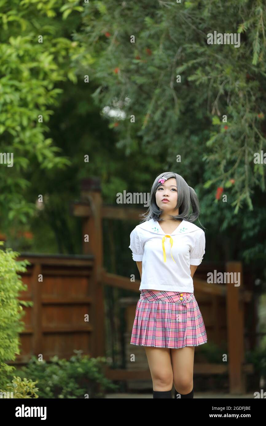 Ragazza della scuola asiatica all'aperto Foto Stock