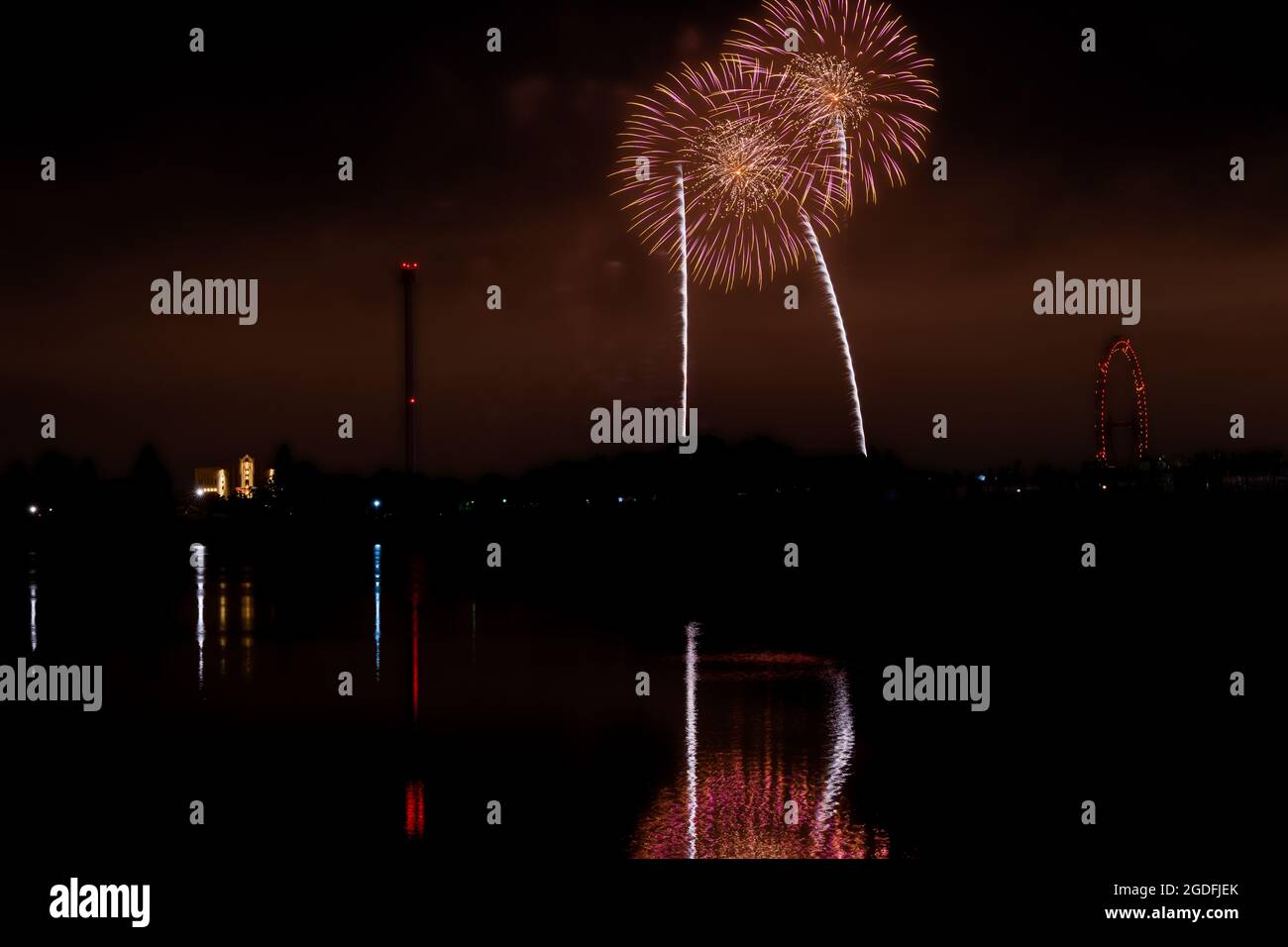 Bella festa dei fuochi d'artificio in Giappone | Estate Stagione Festa notturna | Vicino al lago | Nessun popolo | fuochi d'artificio con l'ombra colorata Foto Stock