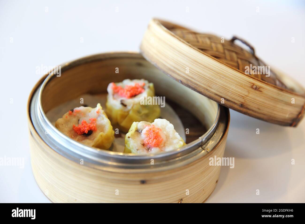 shumai, dim sum di gamberi in vaporiera di bambù Foto Stock