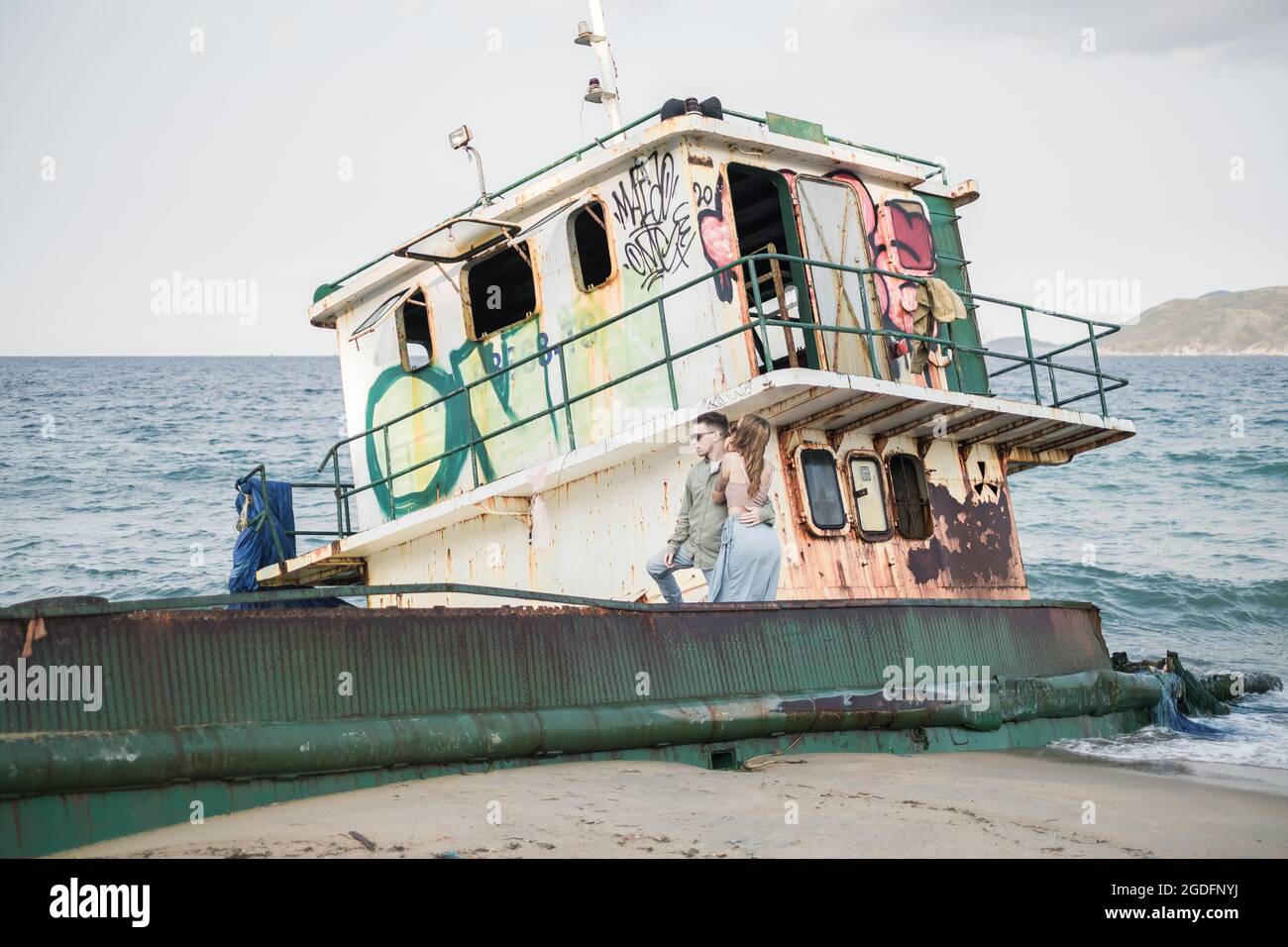 Coppia innamorata, godendo il tempo estivo in riva al mare. Millennial. vista mare. oceano. Foto di alta qualità Foto Stock