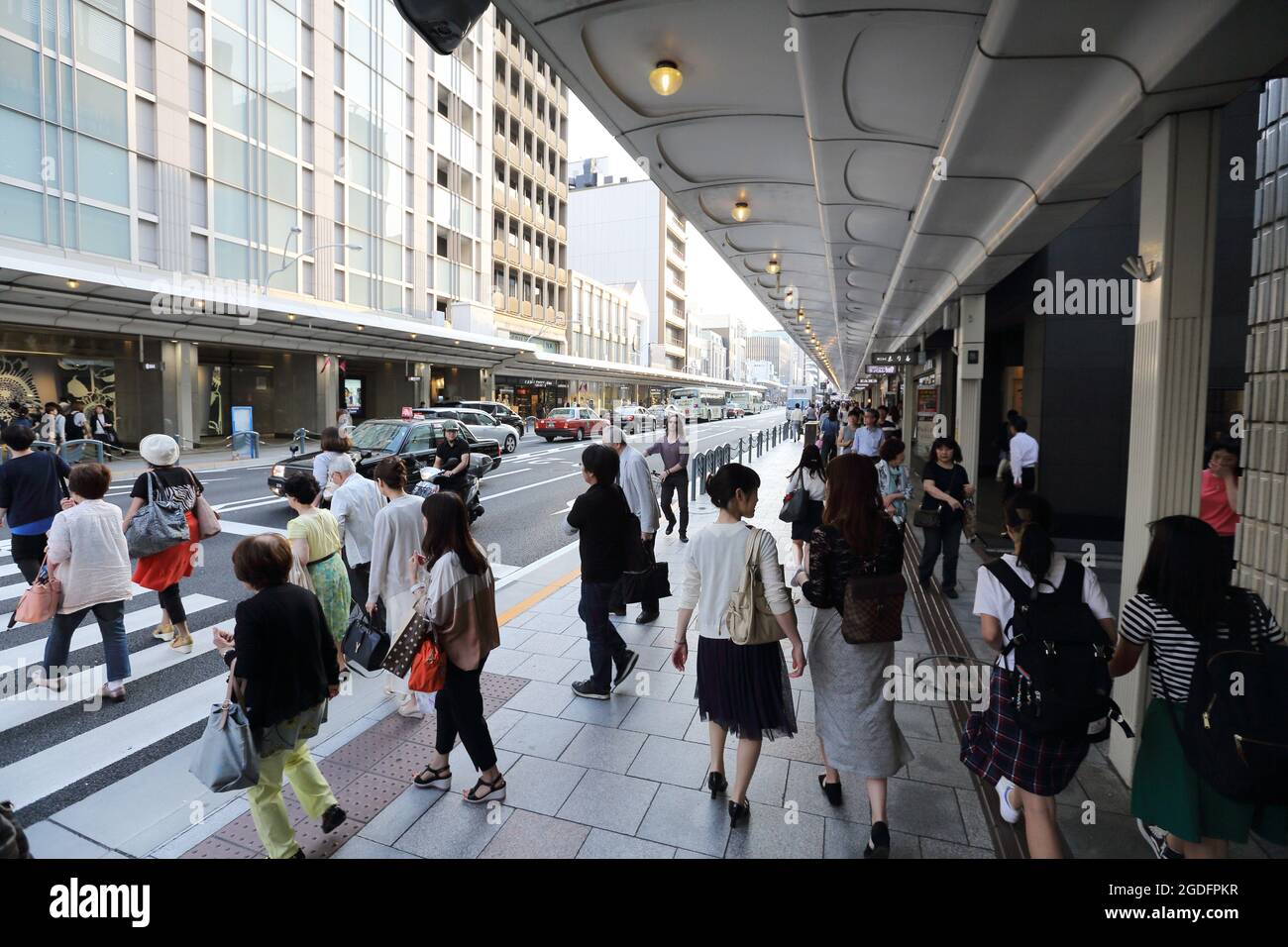 Gion , KYOTO , GIAPPONE - Maggio 2016: Scena di strada moderna con la gente su via Shijo Dori, quartiere di Gion, Kyoto. Foto Stock