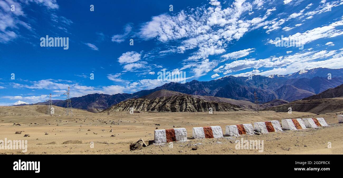 Bella montagna e cielo nuvoloso vista di Jammu e Kashmir stato, India Foto Stock