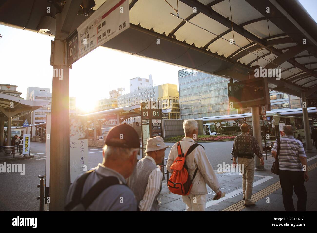 Kyoto, Giappone - 02 giu 2016 : la stazione di Kyoto è il fulcro dei trasporti della città con le persone al tramonto Foto Stock