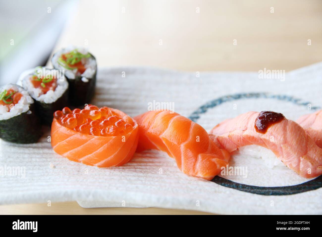 Il sushi di salmone di cucina giapponese è preparato con sushi di salmone maki e caviale Foto Stock