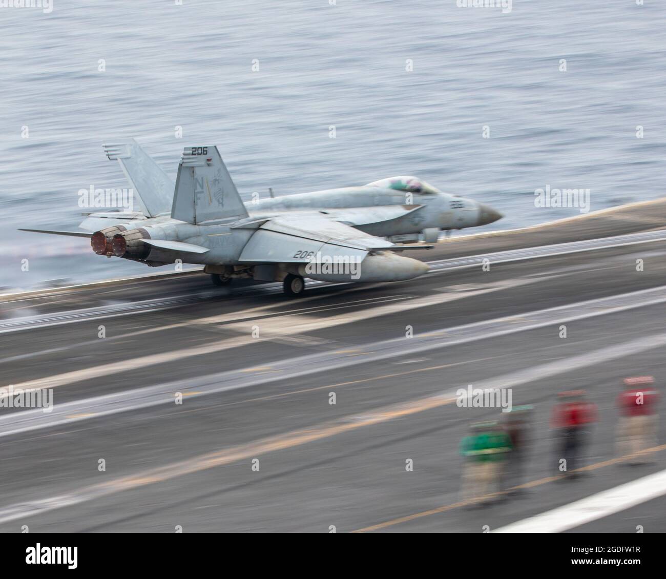 210811-N-NY362-1066 MARE ARABICO (AGO. 11, 2021) – un jet F/A-18E Super Hornet, attaccato ai "maces reali" di Strike Fighter Squadron (VFA) 27, parte dal ponte di volo della portaerei USS Ronald Reagan (CVN 76) nel Mare Arabico, agosto 11. Ronald Reagan è il fiore all'occhiello del Carrier Strike Group 5 e viene distribuito nell'area operativa della 5a flotta statunitense a sostegno delle operazioni navali per garantire la stabilità e la sicurezza marittima nella Regione Centrale, Collegare il Mediterraneo e il Pacifico attraverso l'Oceano Indiano occidentale e tre punti di strozzamento strategici. (STATI UNITI Navy foto b Foto Stock
