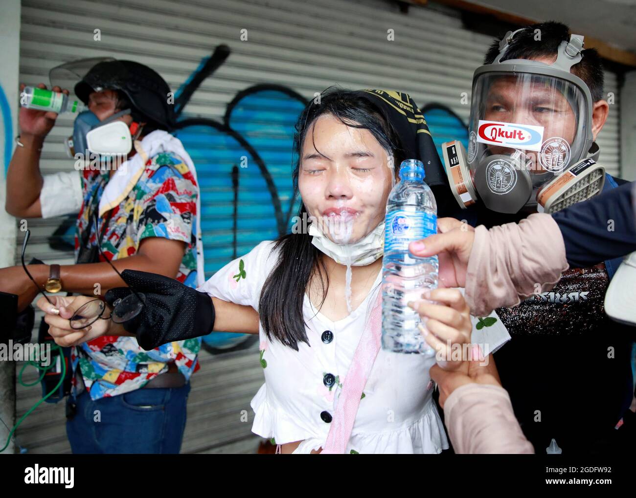 Un dimostratore riceve assistenza durante una protesta per la gestione da parte del governo della pandemia della malattia del coronavirus (COVID-19), a Bangkok, Thailandia, 13 agosto 2021. REUTERS/Soe Zeya Tun Foto Stock