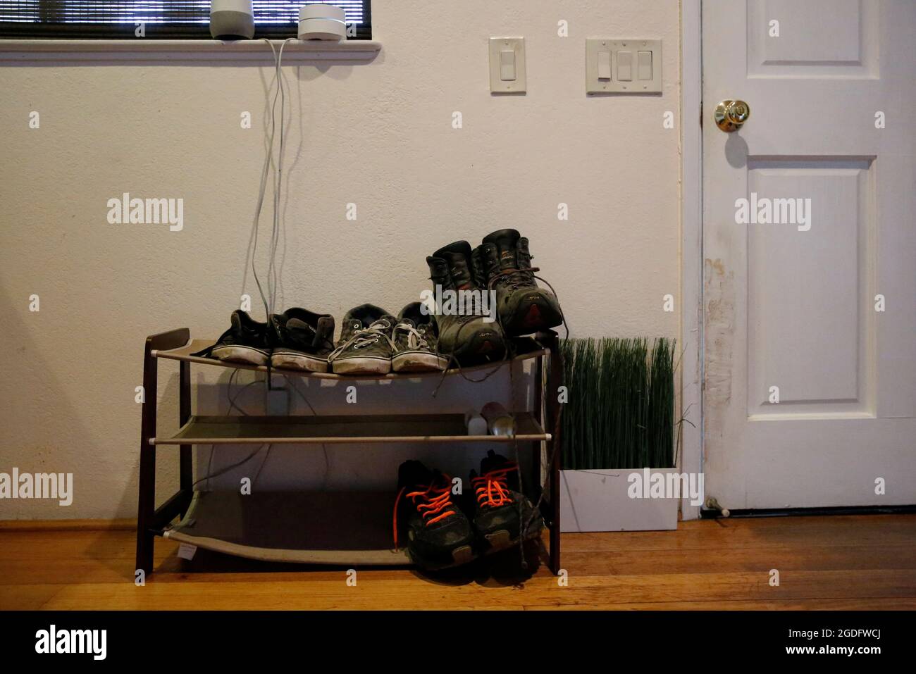 Sequoyah Klingele's, morto per un sovradosaggio di droga in aprile, le scarpe  da tennis ancora siedono accanto agli stivali da lavoro del padre presso la  porta anteriore della loro casa a Half