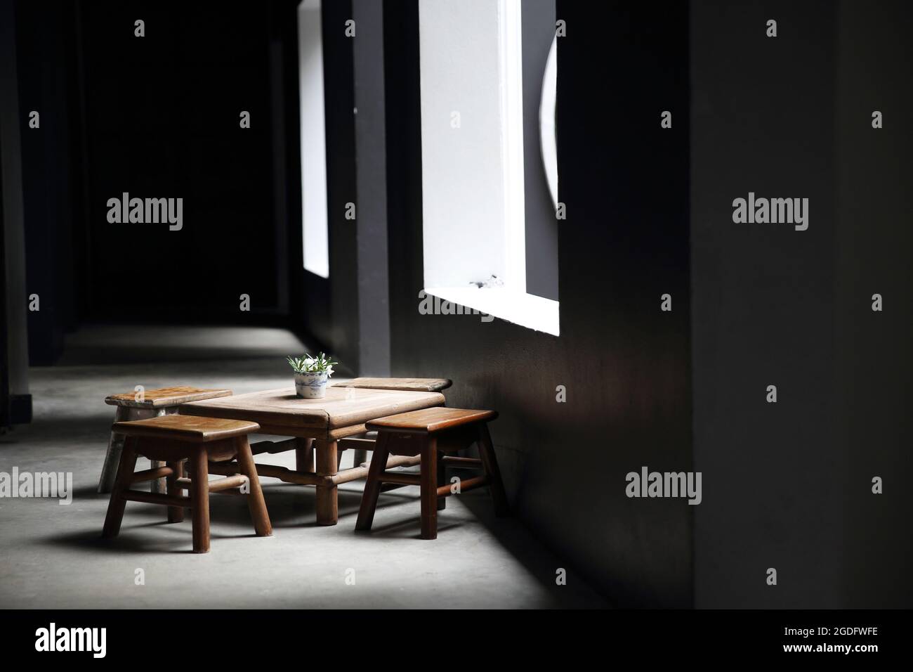 tavolo cinese vecchio e sedie Foto Stock