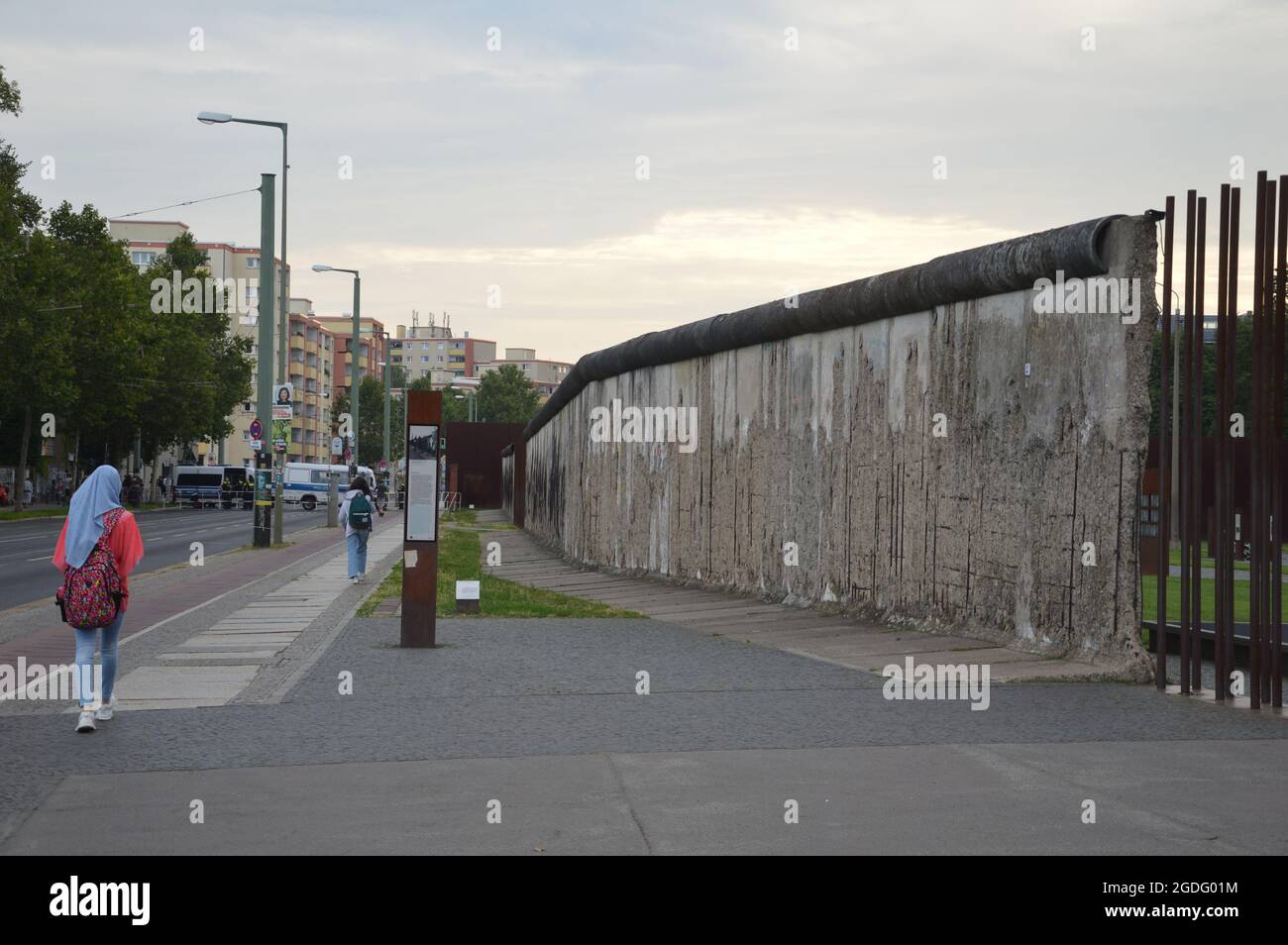 60° anniversario della costruzione del muro di Berlino. Il 13 agosto 1961 iniziò la costruzione del Muro di Berlino. Controlli rigorosi della polizia su Bernauer Strasse vicino al Memoriale del Muro di Berlino prima dell'evento ufficiale del memoriale - Berlino, Germania - 13 agosto 2021. Foto Stock