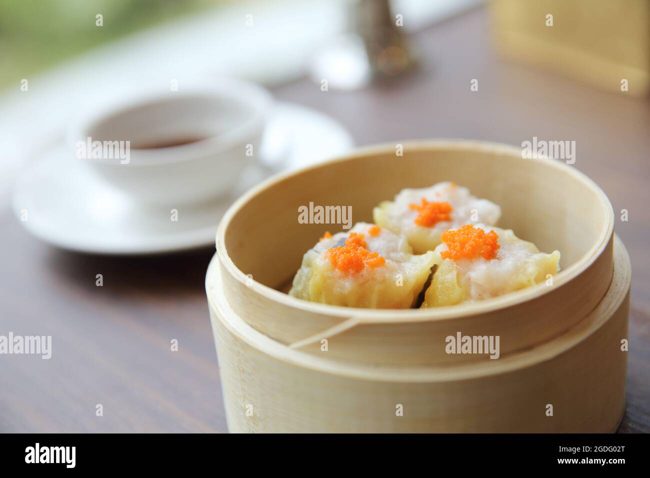 Dim sum cibo cinese in cesto di bambù Foto Stock