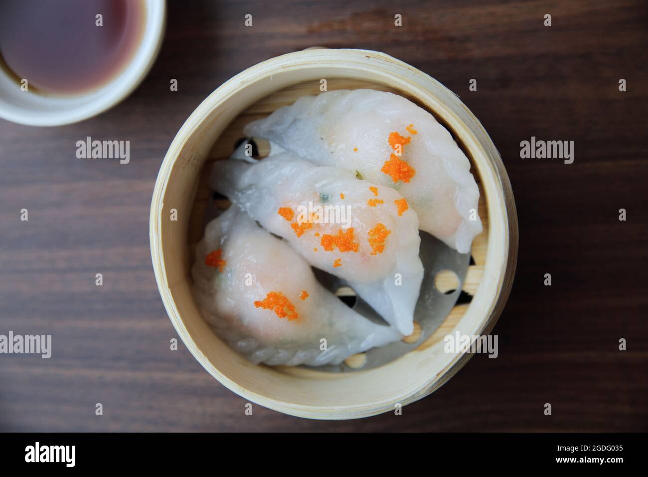 Dim sum cibo cinese in cesto di bambù Foto Stock