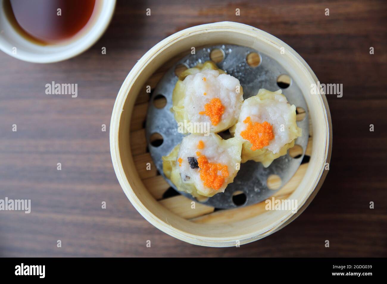 Dim sum cibo cinese in cesto di bambù Foto Stock