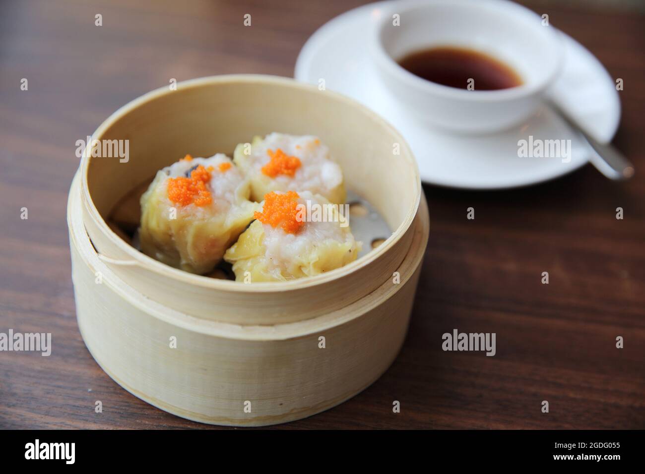 Dim sum cibo cinese in cesto di bambù Foto Stock