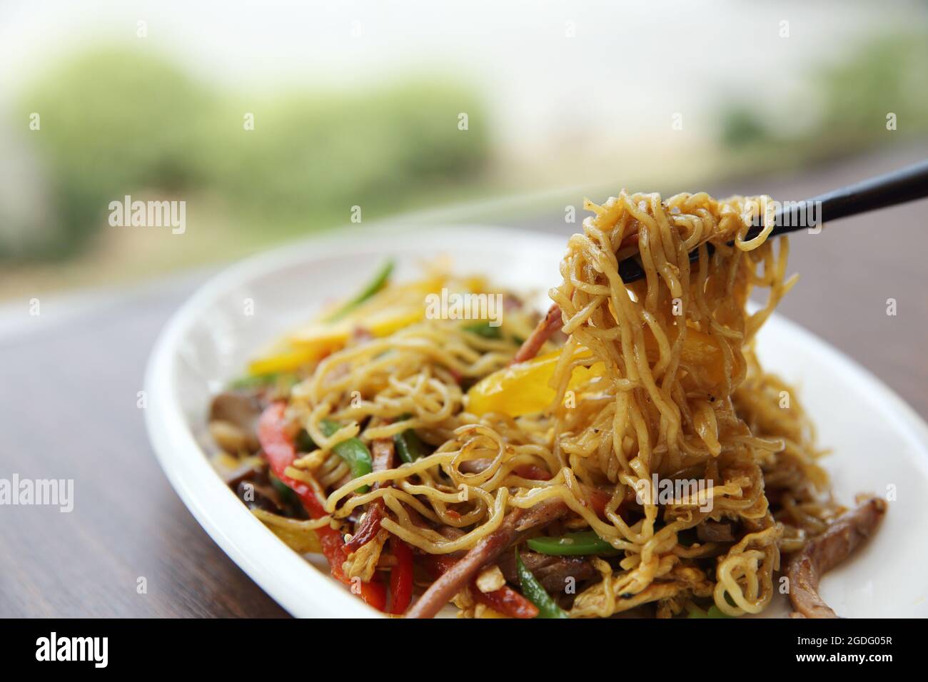 Cibo cinese fritto noodle con prosciutto Foto Stock