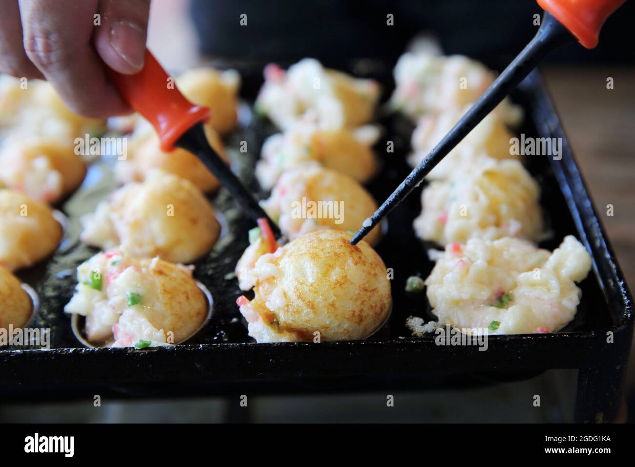 processo a cucina takoyaki cibo giapponese Foto Stock