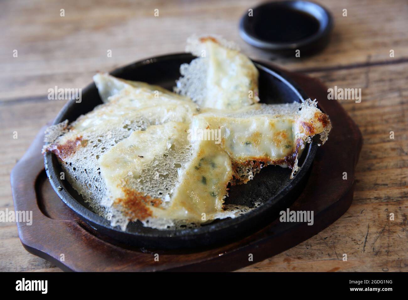 gyoza su sfondo di legno, antipasto di cibo giapponese Foto Stock