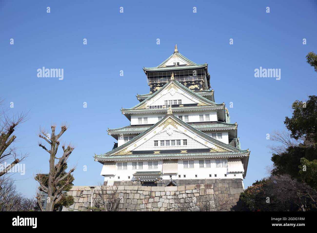 castello di osaka con cielo blu, castello giapponese Foto Stock
