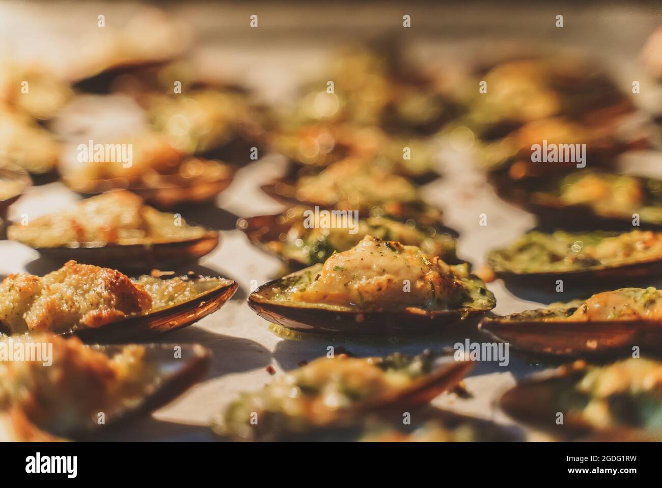 Cozze fresche farcite al forno in guscio. Foto Stock