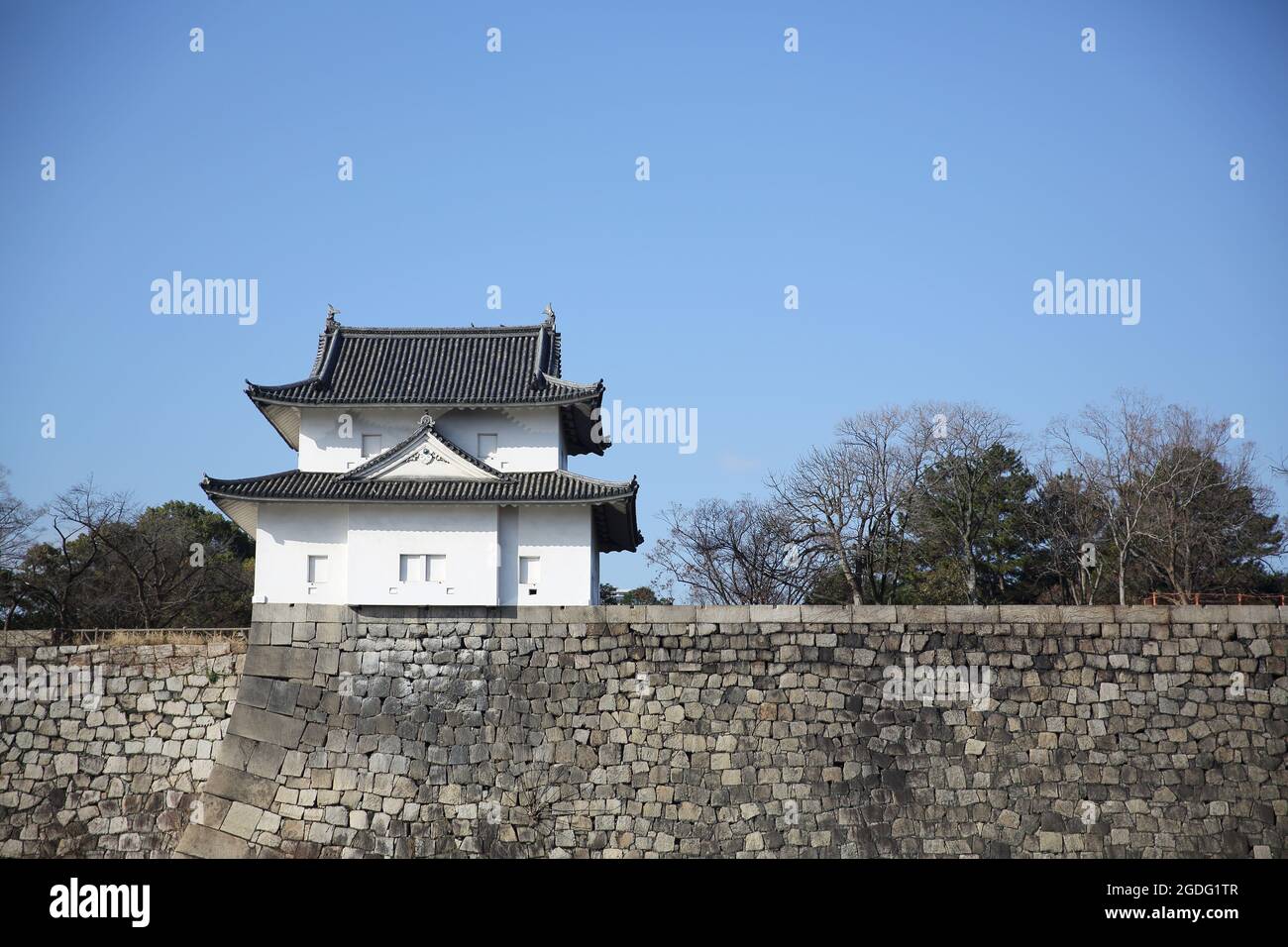 castello di osaka con cielo blu, castello giapponese Foto Stock