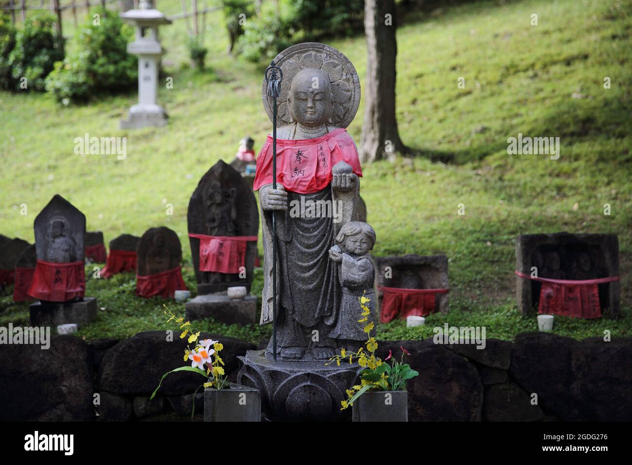 La piccola statua del monaco di buddha in pietra chiama jizo in giapponese Foto Stock