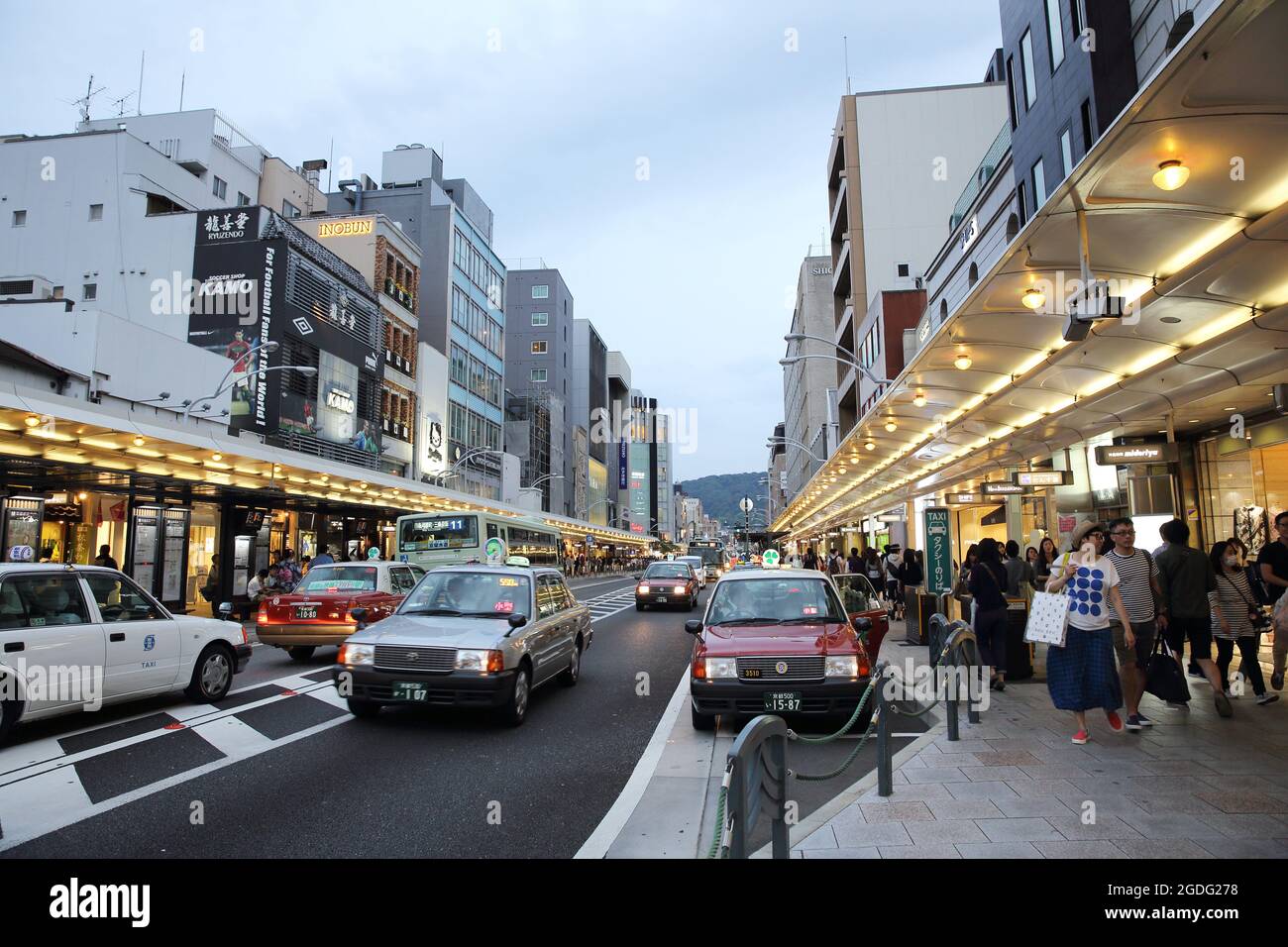 KYOTO, GIAPPONE - 4 giugno 2016: La gente cammina nella via del centro di Kyoto, Giappone. Foto Stock