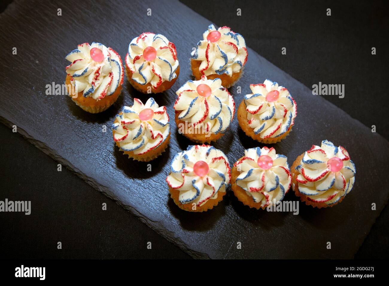Piccole e festive cupcakes celebrazione in colori inglesi da chef pasticceria Joanne Todd Foto Stock