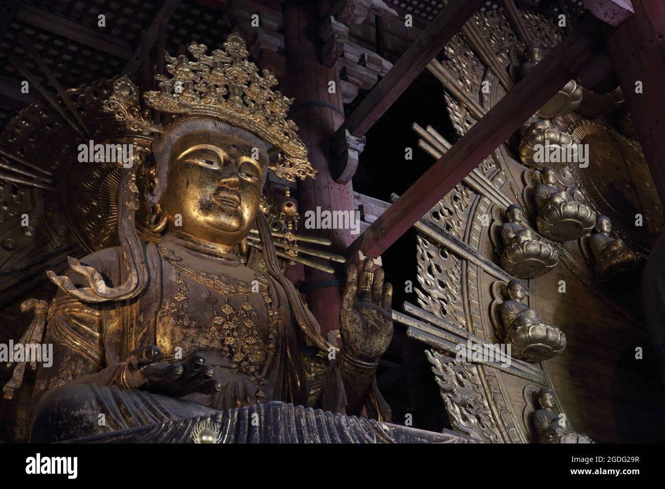 Daibutsu con Kokuzo Bosatsu nella grande sala del Buddha al tempio Todaiji a nara Foto Stock