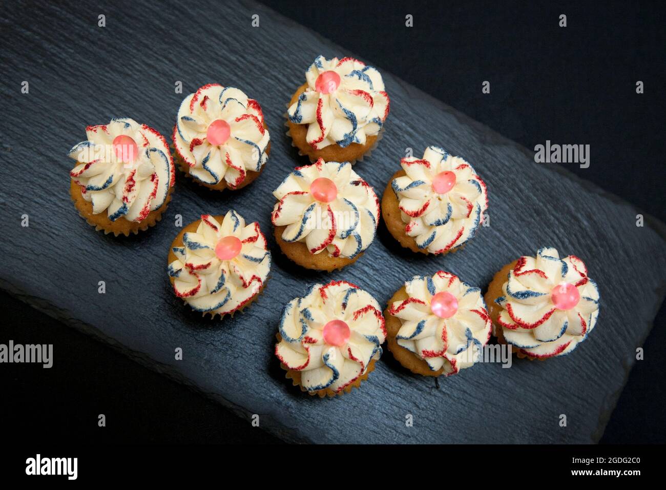 Piccole e festive cupcakes celebrazione in colori inglesi da chef pasticceria Joanne Todd Foto Stock