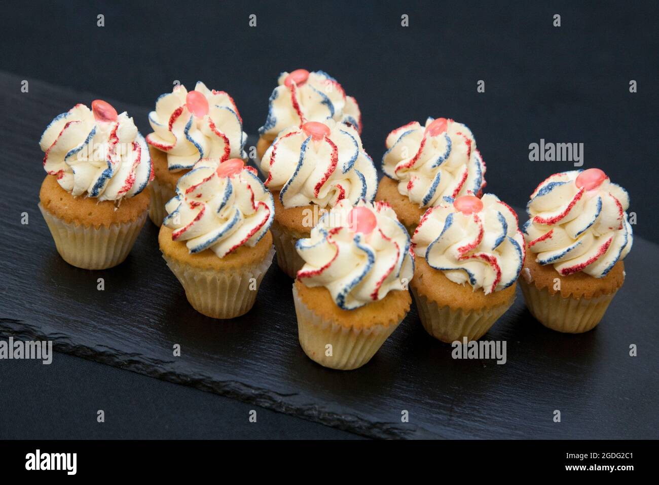 Piccole e festive cupcakes celebrazione in colori inglesi da chef pasticceria Joanne Todd Foto Stock