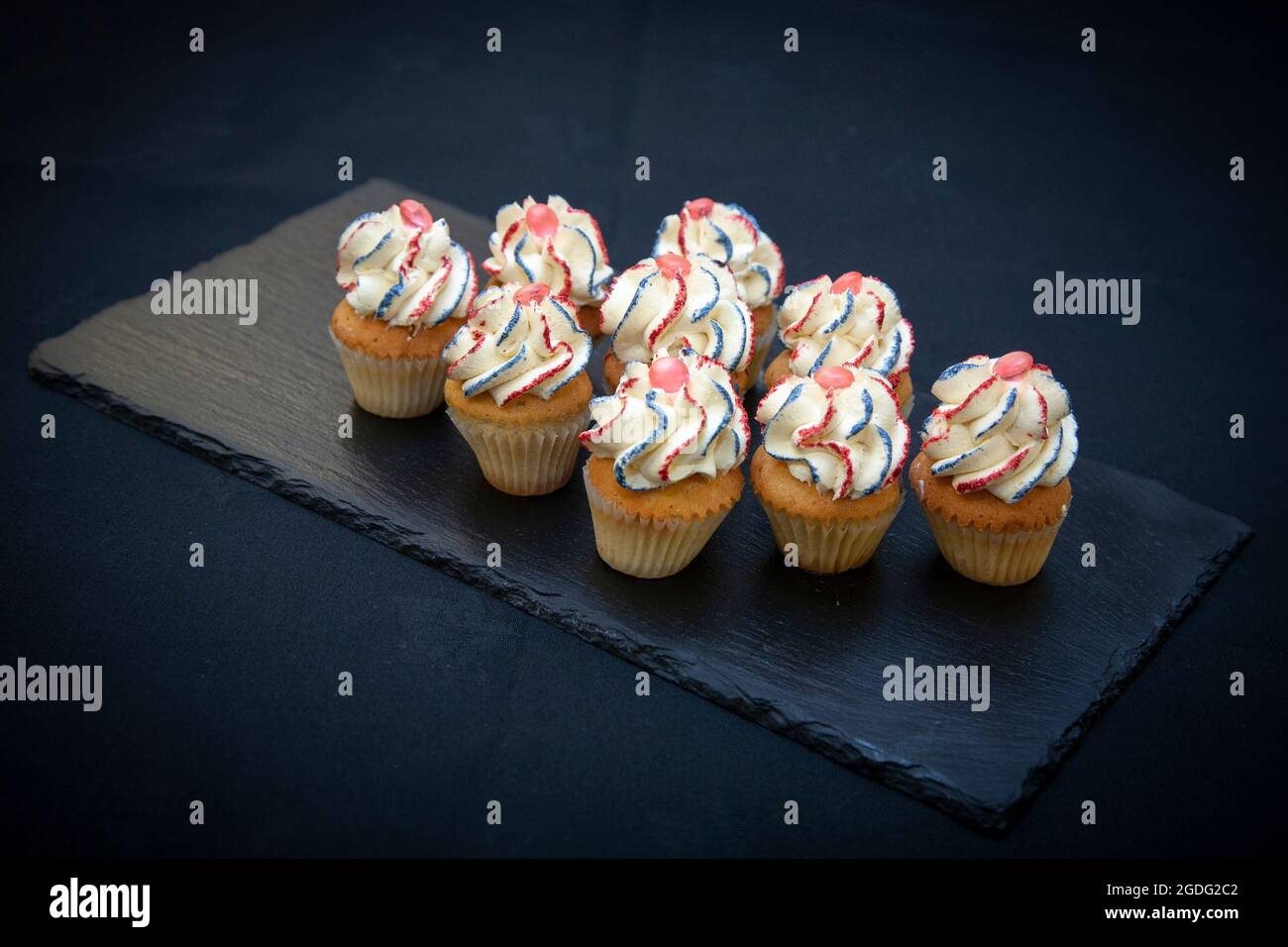 Piccole e festive cupcakes celebrazione in colori inglesi da chef pasticceria Joanne Todd Foto Stock