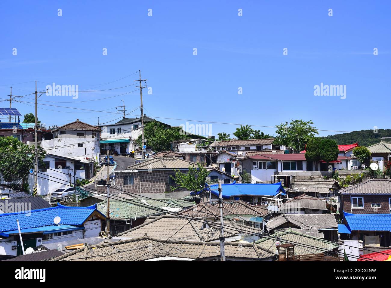 Un villaggio di luna in stile vintage vicino al porto in Corea, povero villaggio collinare Foto Stock