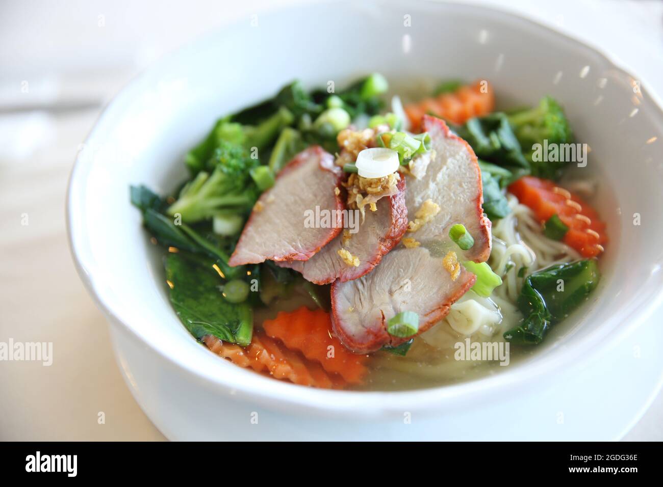 Noodle e spolverini con maiale rosso Foto Stock