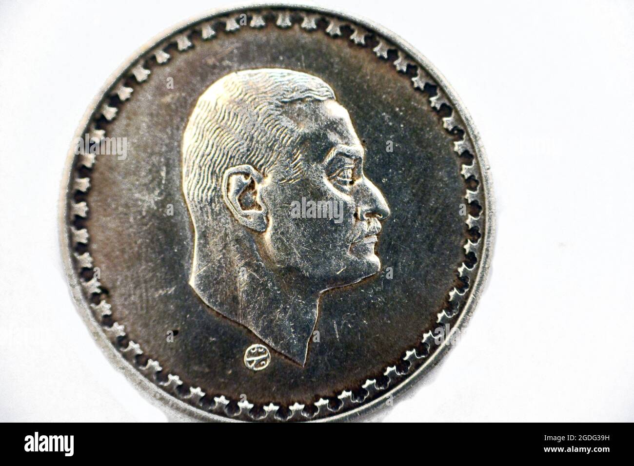 Il lato opposto di una vecchia moneta d'argento egiziana 1LE One Pound 1970, soggetto presidente Nasser, moneta commemorativa per il presidente Gamal Abdel Nasser Foto Stock