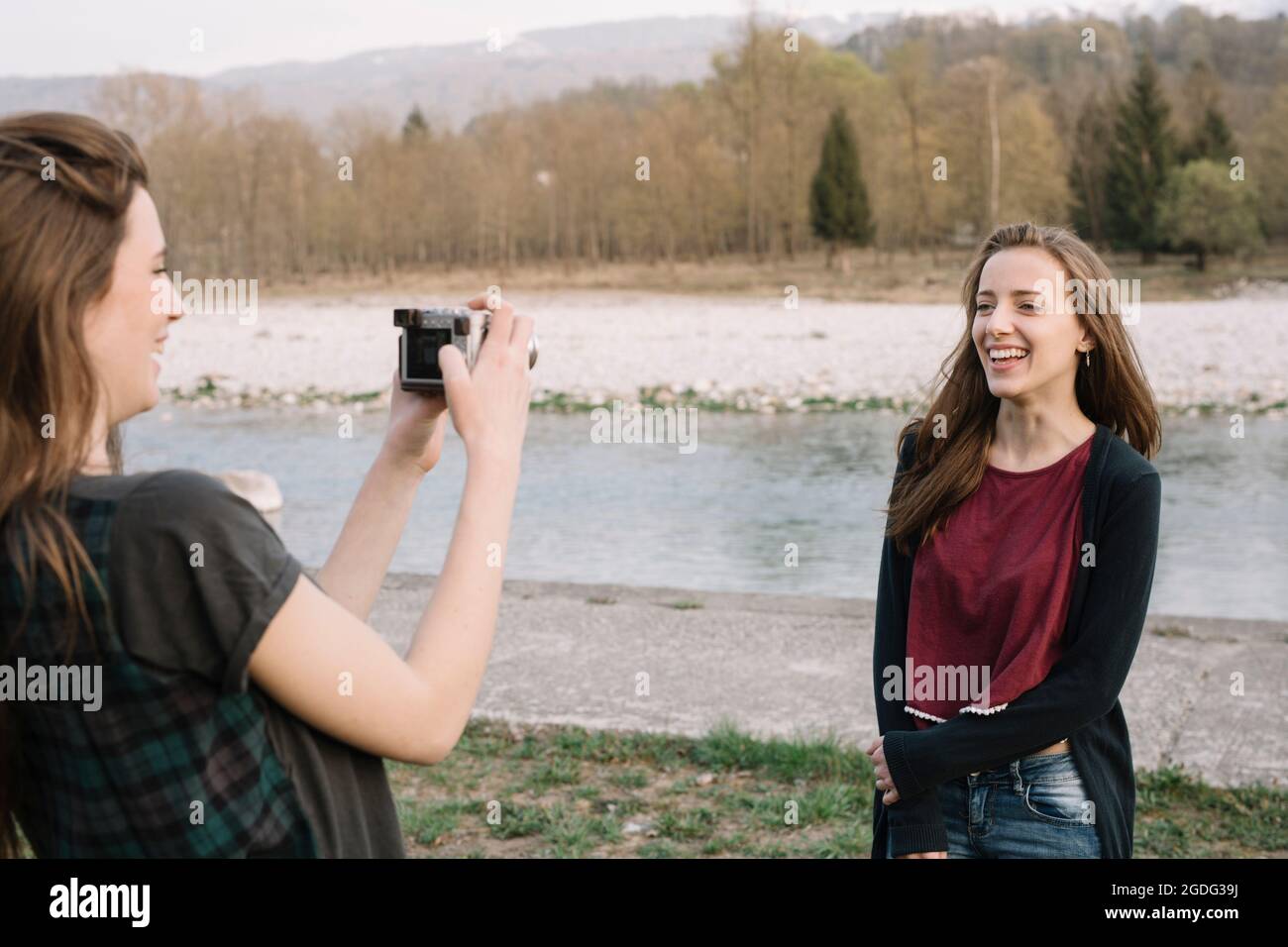 Fidanzate tenendo fotografia di fiume, Belluno, Veneto, Italia Foto Stock
