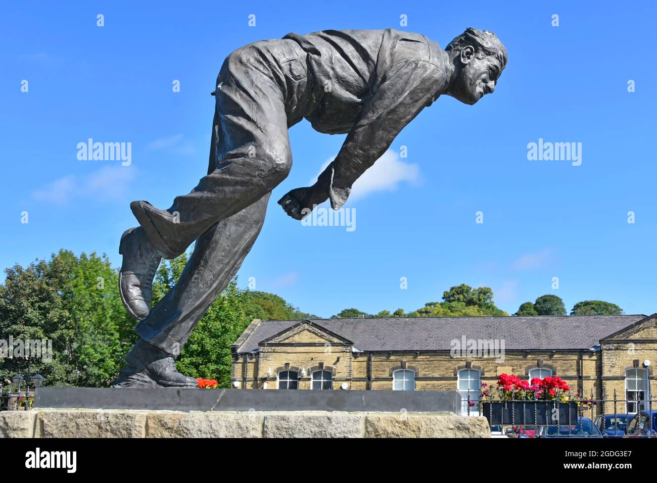 Statua di Fred Freddie Trueman OBE famoso giocatore di cricket sportivo per Yorkshire County club & Inghilterra fast bowler Skipton North Yorkshire Inghilterra UK Foto Stock