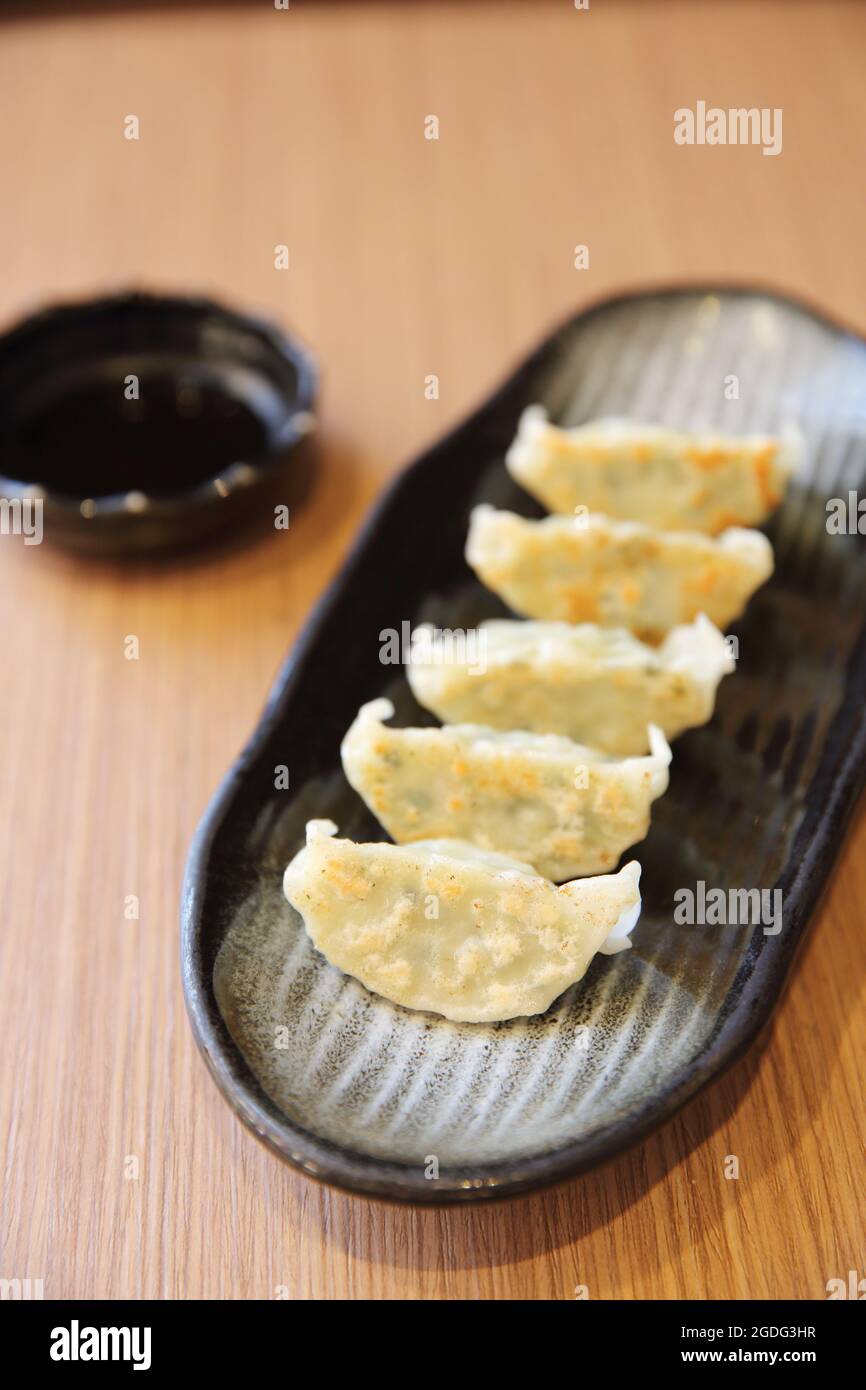 gyoza su sfondo di legno Foto Stock