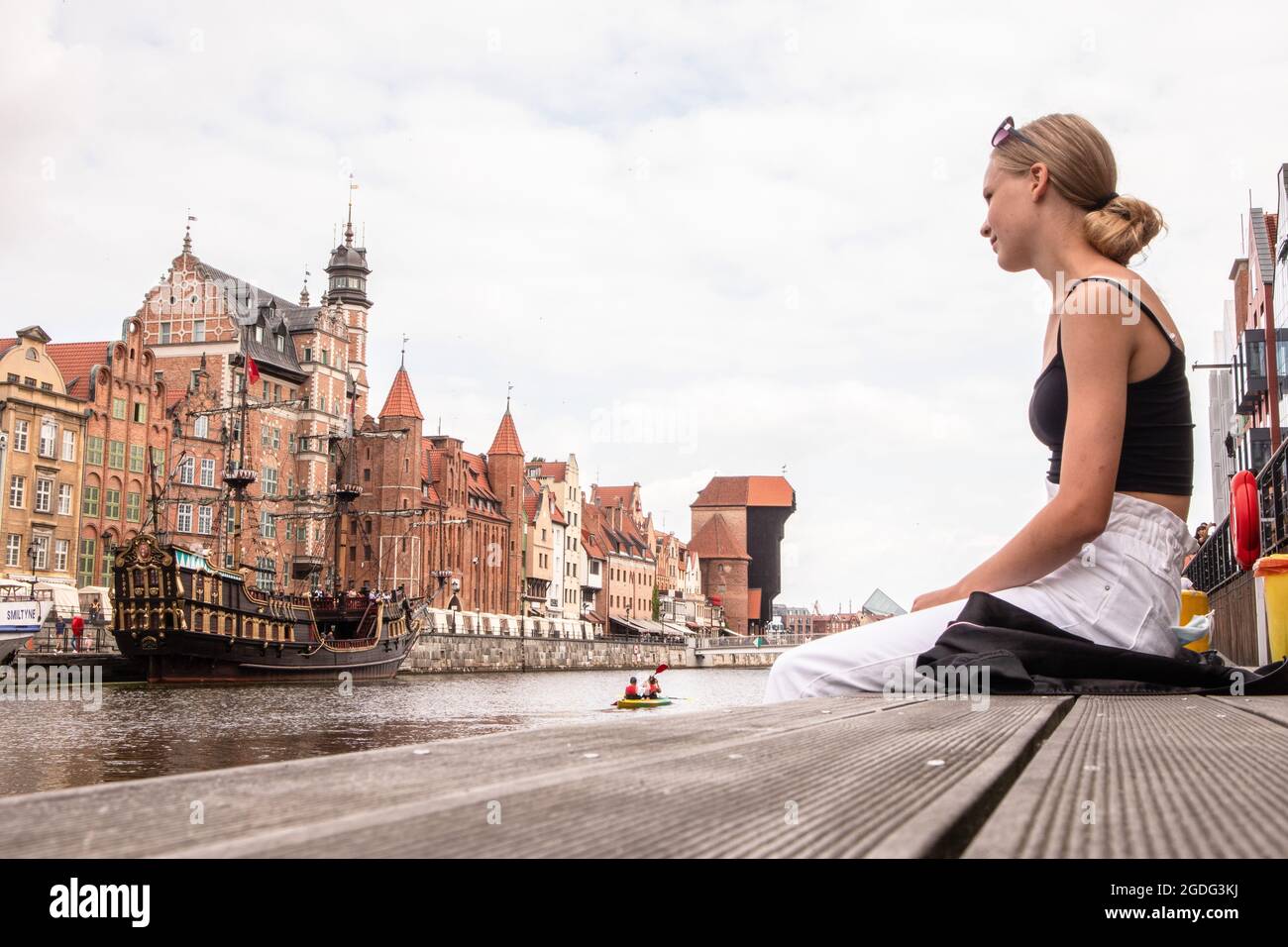 L'argine della città vecchia di Danzica presso il fiume Mottlawa. Vecchie case, monumenti e navi. Polonia, Pomerania Foto Stock