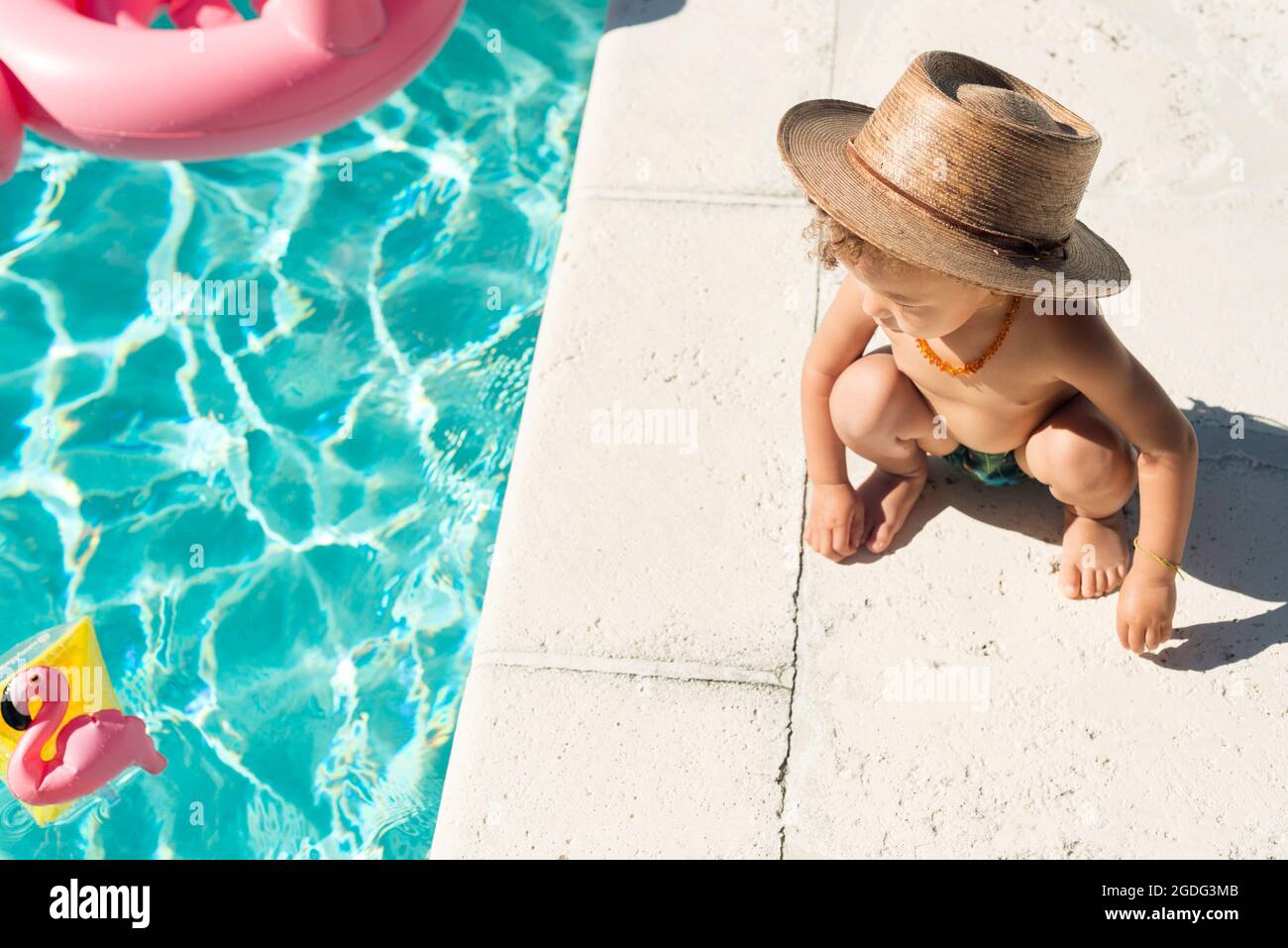 Bambino in piscina in estate Foto Stock